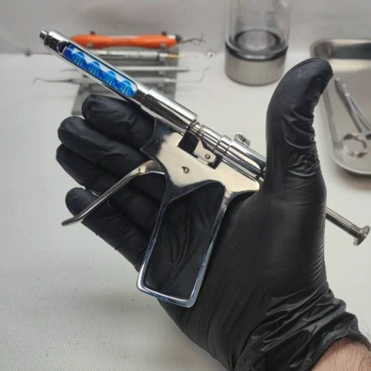 Pistola inyector con dos capsulas intercambiables