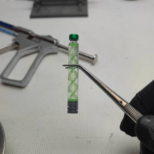 Pistola inyector con dos capsulas intercambiables