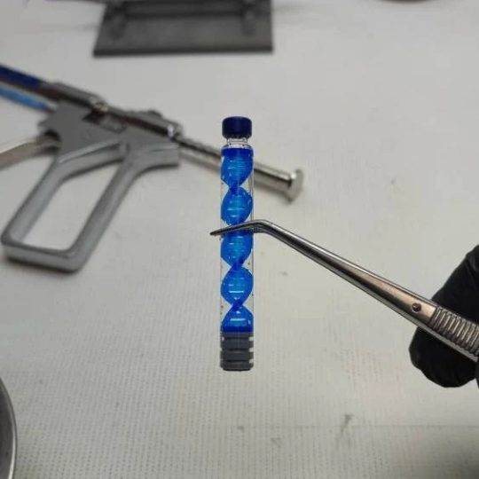 Pistola inyector con dos capsulas intercambiables