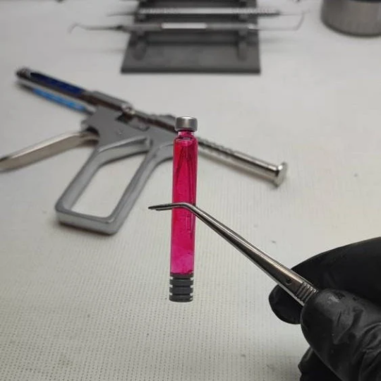 Pistola inyector con dos capsulas intercambiables