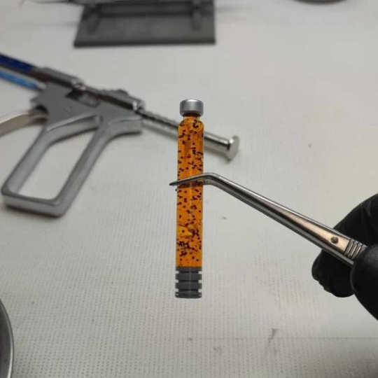 Pistola inyector con dos capsulas intercambiables