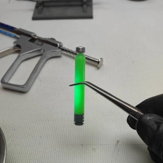 Pistola inyector con dos capsulas intercambiables